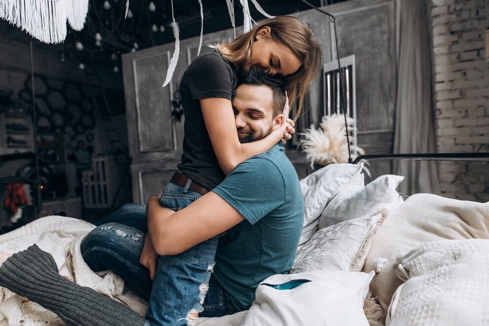 امرأة تعانق الرجل الذي زاد من فاعلية